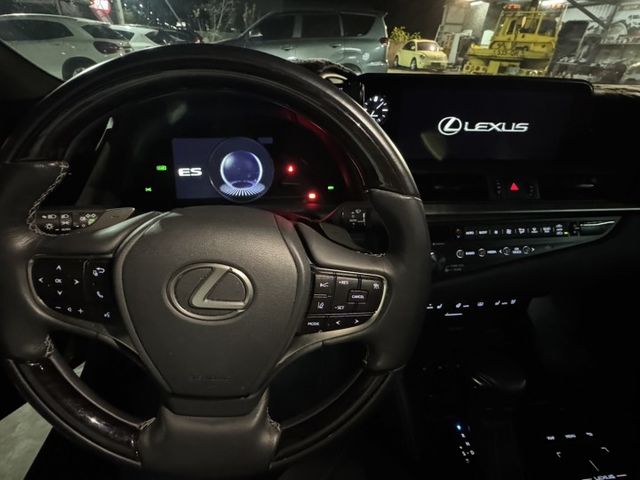 0975492705林先生藍芽盲點免like電動尾門雙電動座椅店內開價：125.8萬網路優惠：112.8萬  第12張相片