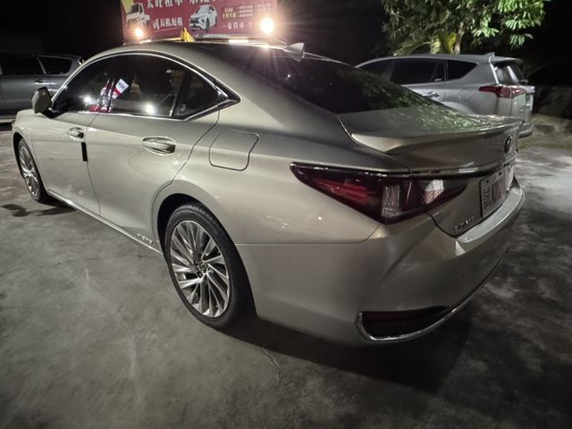 0975492705林先生藍芽盲點免like電動尾門雙電動座椅店內開價：125.8萬網路優惠：112.8萬  第13張相片