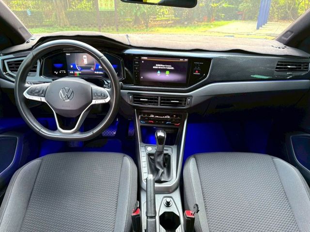 2022年式小改款 Volkswagen Polo 原廠保固中~數位儀錶+無線充電盤 外觀帥氣 內裝氣氛佳!  第4張相片