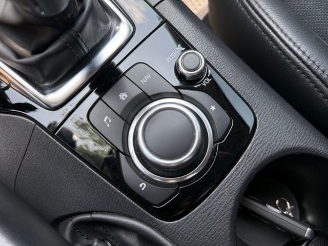 2017年Mazda3 4D  定速巡航/免鑰匙啟動/盲點偵測  第12張相片
