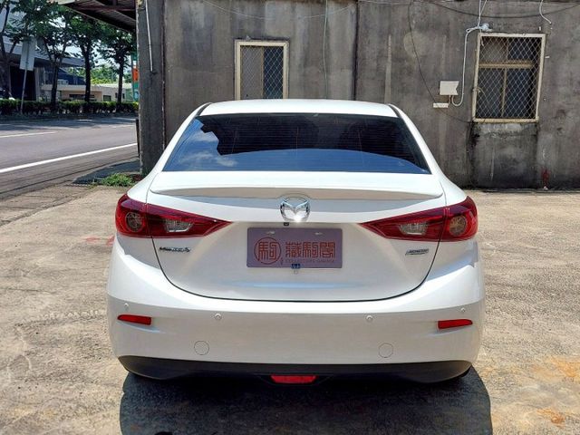 2017年Mazda3 4D  定速巡航/免鑰匙啟動/盲點偵測  第15張相片