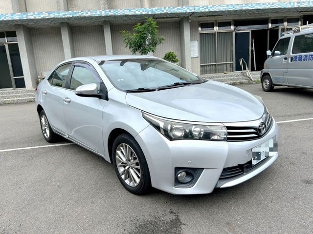 2014年式小改款Toyota Corolla Altis 1.8 方向盤快控/定速巡航/倒車顯影  第3張相片