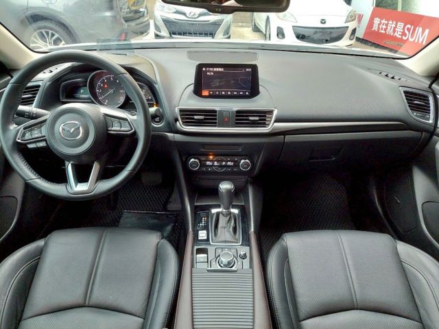 2017年Mazda 3 4D 2.0旗艦型 駕駛座電動調整/盲點偵測/換檔撥片  第4張相片