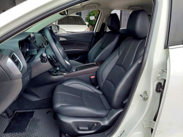 2017年Mazda 3 4D 2.0旗艦型 駕駛座電動調整/盲點偵測/換檔撥片  第5張相片