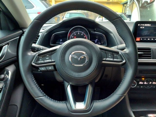 2017年Mazda 3 4D 2.0旗艦型 駕駛座電動調整/盲點偵測/換檔撥片  第7張相片