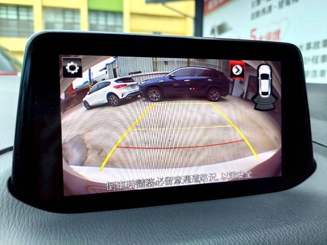 2017年Mazda 3 4D 2.0旗艦型 駕駛座電動調整/盲點偵測/換檔撥片  第16張相片