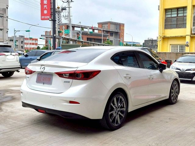 2017年Mazda 3 4D 2.0旗艦型 駕駛座電動調整/盲點偵測/換檔撥片  第19張相片