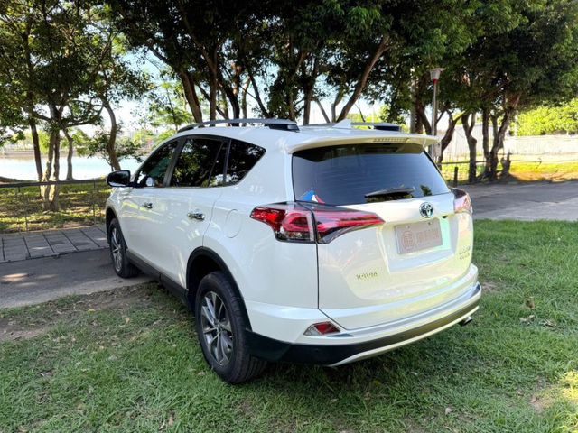 2017年Toyota RAV4 2.5 Hybrid尊爵 電動天窗/電動尾門/駕駛座電動調整  第17張相片