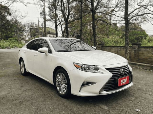 2016年Lexus ES200豪華版 僅跑7萬 電動天窗/車道變換輔助系統/倒車顯影  第3張相片