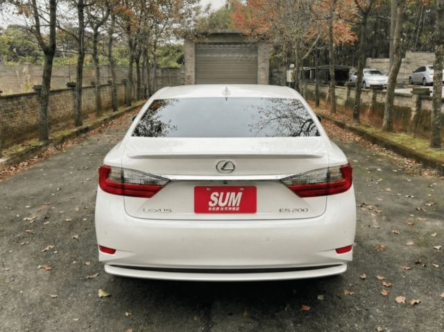 2016年Lexus ES200豪華版 僅跑7萬 電動天窗/車道變換輔助系統/倒車顯影  第11張相片