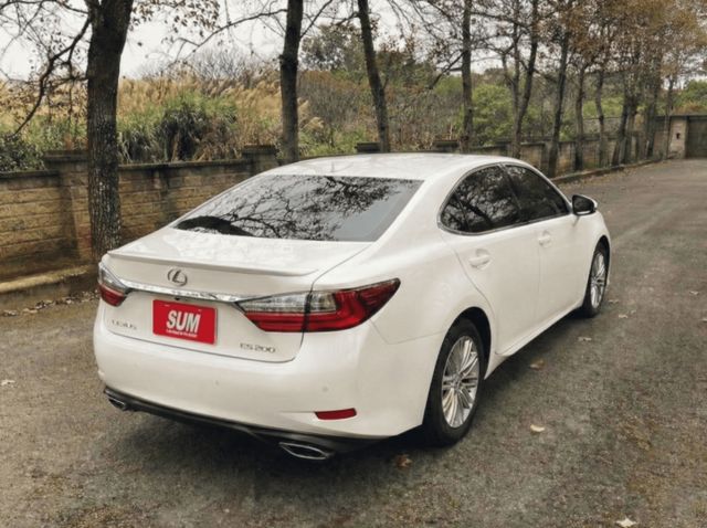 2016年Lexus ES200豪華版 僅跑7萬 電動天窗/車道變換輔助系統/倒車顯影  第12張相片