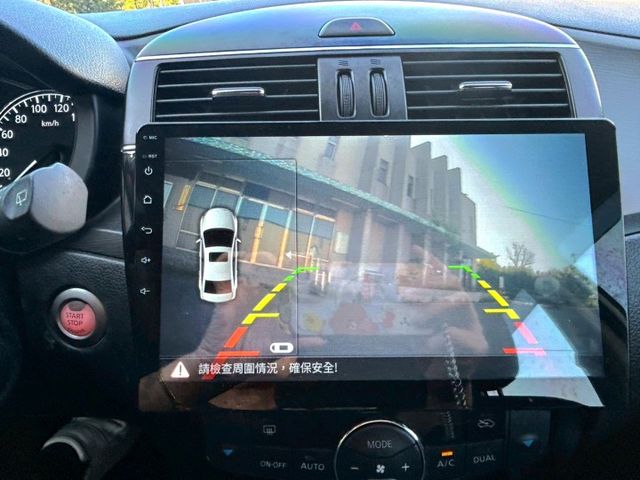 2014年Nissan Tiida 5D 定速巡航/倒車顯影/免鑰匙啟動  第9張相片