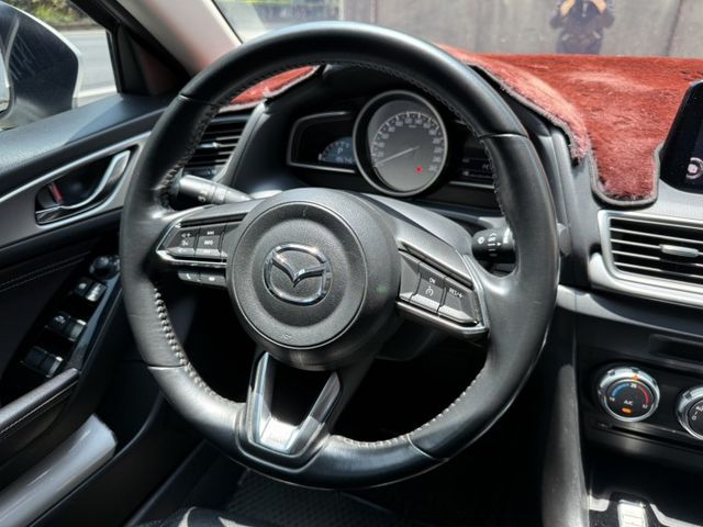 2017年Mazda3 4D  定速巡航/免鑰匙啟動/盲點偵測  第7張相片