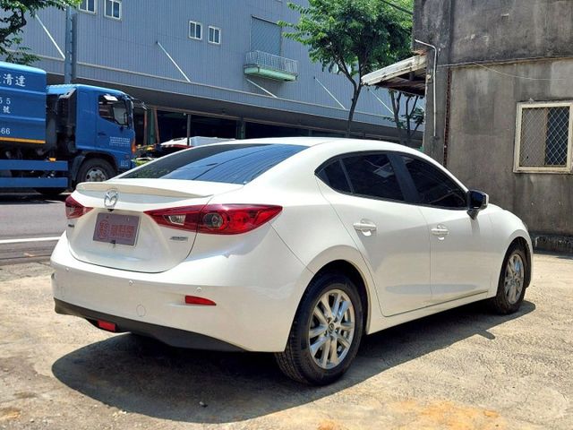 2017年Mazda3 4D  定速巡航/免鑰匙啟動/盲點偵測  第16張相片