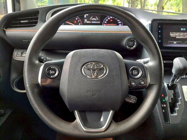2022年Toyota Sienta 7人座豪華＋ 雙電動側滑門/車道變換輔助系統/定速巡航  第8張相片