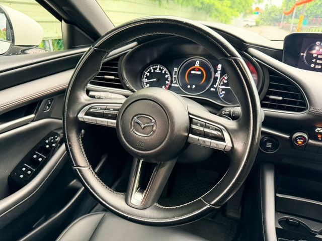 2022年MAZDA3 5D 免鑰匙啟動/環景影像/前後雷達  第7張相片