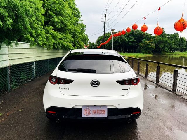 2022年MAZDA3 5D 免鑰匙啟動/環景影像/前後雷達  第19張相片
