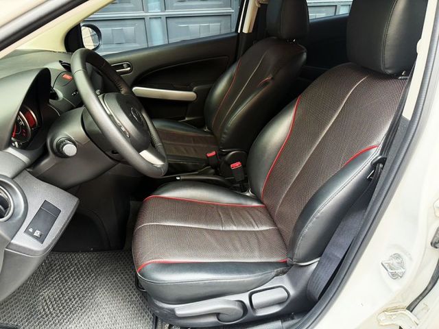 2011年MAZDA2 里程極少/全車漂亮/便宜代步小車~  第5張相片