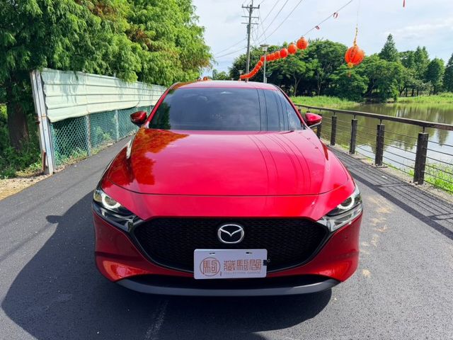 2024年Mazda 3 5D 20S Signature 抬頭顯示/盲點/360還景/電動座椅/ACC自動跟車  第2張相片