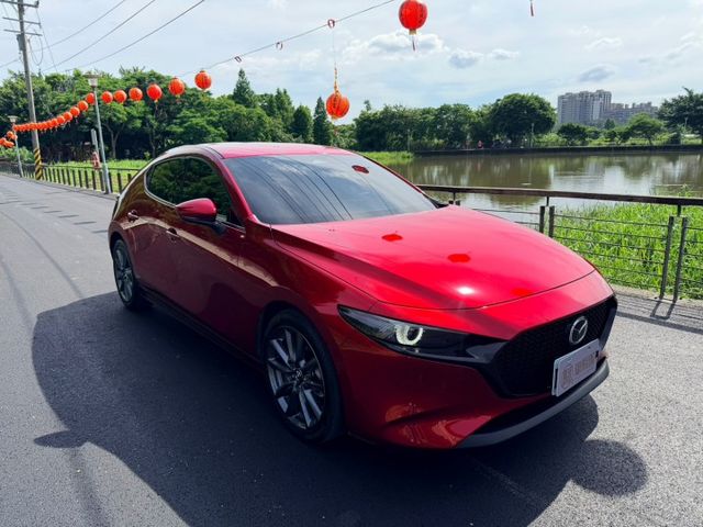 2024年Mazda 3 5D 20S Signature 抬頭顯示/盲點/360還景/電動座椅/ACC自動跟車  第3張相片