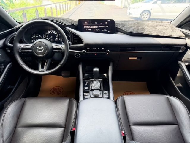 2024年Mazda 3 5D 20S Signature 抬頭顯示/盲點/360還景/電動座椅/ACC自動跟車  第4張相片