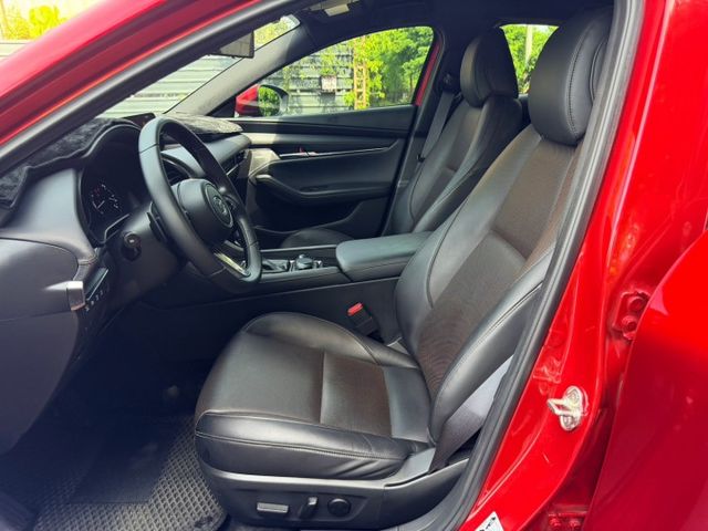 2024年Mazda 3 5D 20S Signature 抬頭顯示/盲點/360還景/電動座椅/ACC自動跟車  第5張相片