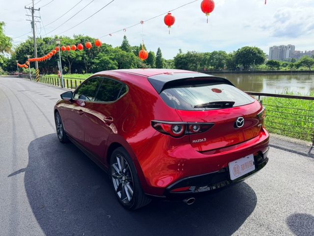2024年Mazda 3 5D 20S Signature 抬頭顯示/盲點/360還景/電動座椅/ACC自動跟車  第11張相片