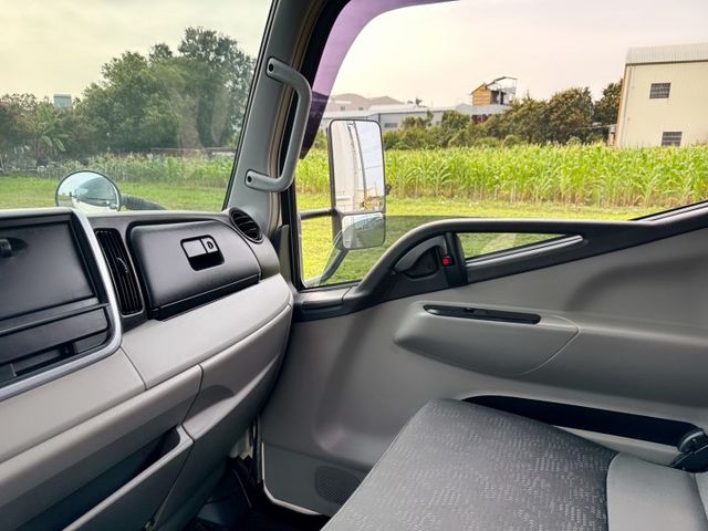 14.5尺 貨車 載重升級5噸！免加尿素！『自排』好上手~搭載高頂190公分塑鋁廂  老闆or司機任何人都可輕鬆駕馭  第9張相片