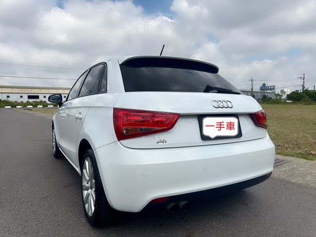 一手車~低里程~剛完成定保~國產價格買進口五門掀背小車~動力充足~停車便利~省油省稅金~  第3張相片