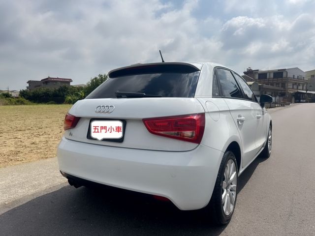 一手車~低里程~剛完成定保~國產價格買進口五門掀背小車~動力充足~停車便利~省油省稅金~  第4張相片