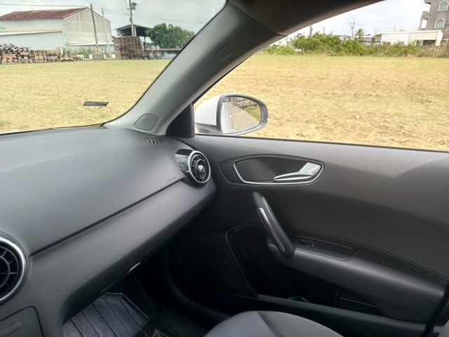 一手車~低里程~剛完成定保~國產價格買進口五門掀背小車~動力充足~停車便利~省油省稅金~  第9張相片