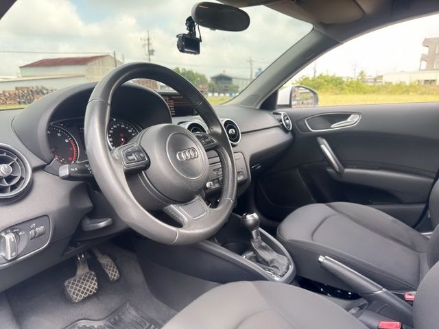 一手車~低里程~剛完成定保~國產價格買進口五門掀背小車~動力充足~停車便利~省油省稅金~  第10張相片