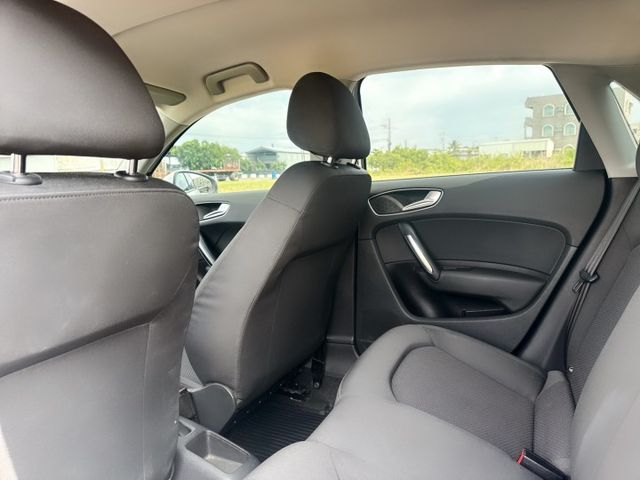一手車~低里程~剛完成定保~國產價格買進口五門掀背小車~動力充足~停車便利~省油省稅金~  第12張相片