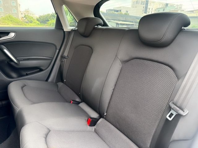 一手車~低里程~剛完成定保~國產價格買進口五門掀背小車~動力充足~停車便利~省油省稅金~  第13張相片