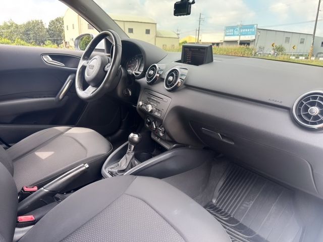 一手車~低里程~剛完成定保~國產價格買進口五門掀背小車~動力充足~停車便利~省油省稅金~  第14張相片