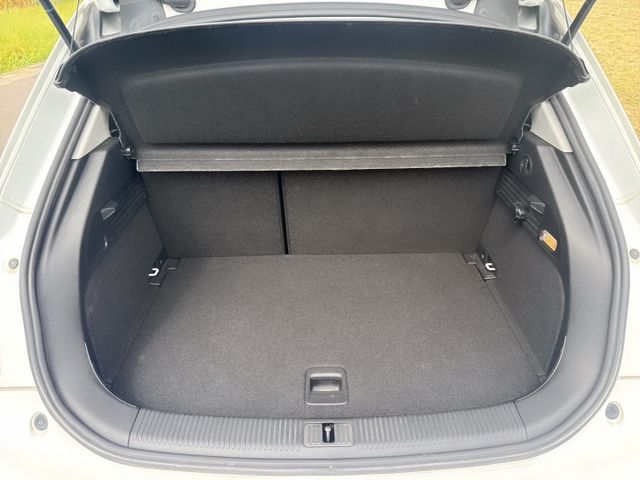 一手車~低里程~剛完成定保~國產價格買進口五門掀背小車~動力充足~停車便利~省油省稅金~  第19張相片