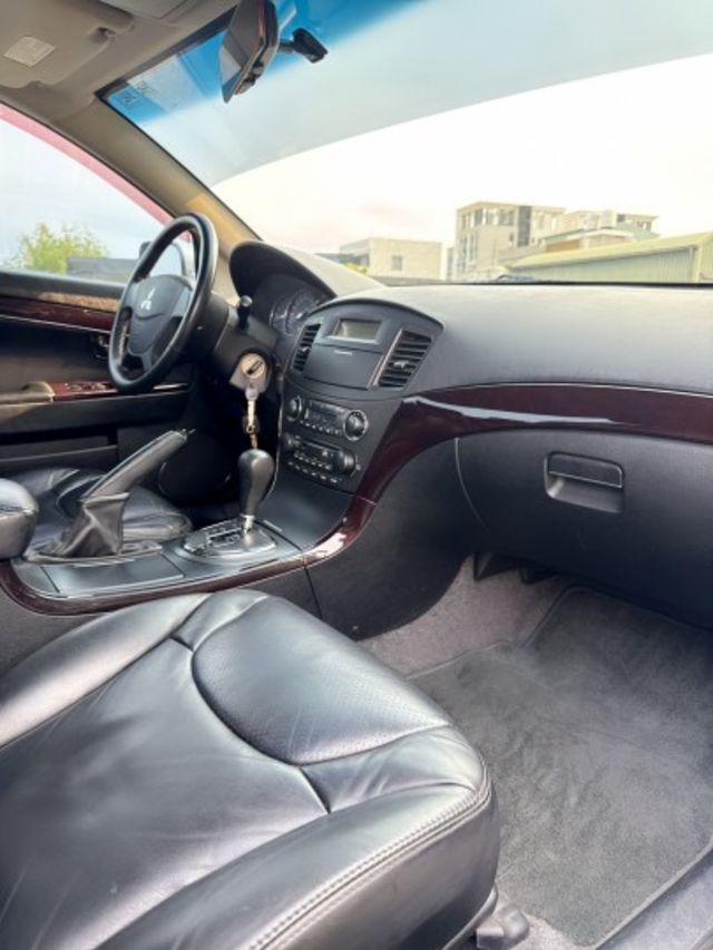 經典車款~妥善率高~動力佳~一手車~低里程~年均里程7200公里~超大乘坐空間~內外狀況佳~最舒適豪華房車~首選代步車款  第13張相片