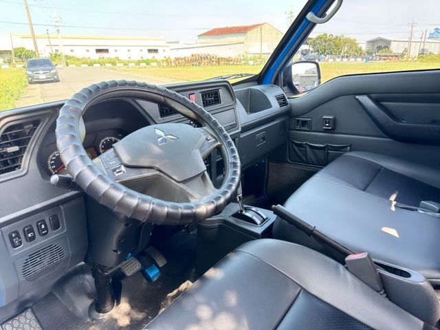 市場唯一兩噸半貨車~載貨空間大~原廠保養~『自排』好上手~老闆/員工都可輕鬆駕馭  工作賺錢好幫手 發財商用車-第一首選  第11張相片