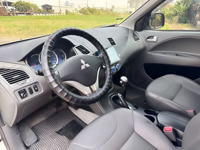 超『低』里程~年均里程5300公里 一手車~後廂大空間~影音安卓機~『商旅大贏家❖跨界多功能商旅』旅行露營+商務用途兼具  第11張相片