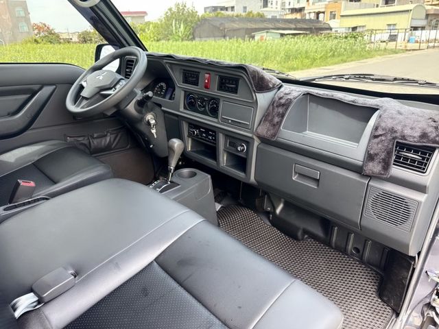 媲美新車等級~一手車~新車保固中+全程原廠保養 「自排」貨車  老闆/員工輕鬆駕馭～搭載五面掀帆布~  第15張相片