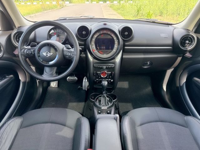 年均里程8400公里  市場稀缺車型~車況如新~車庫車  全程原廠保養~四輪更換全新輪胎『汎德總代理★里程保證★一手車』  第6張相片