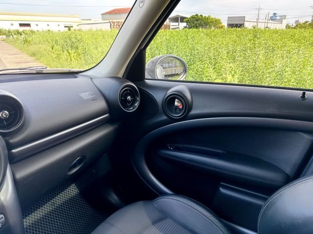年均里程8400公里  市場稀缺車型~車況如新~車庫車  全程原廠保養~四輪更換全新輪胎『汎德總代理★里程保證★一手車』  第10張相片