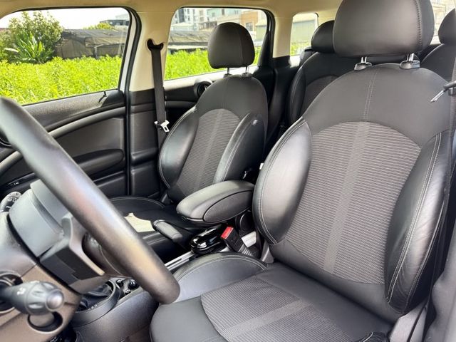 年均里程8400公里  市場稀缺車型~車況如新~車庫車  全程原廠保養~四輪更換全新輪胎『汎德總代理★里程保證★一手車』  第12張相片