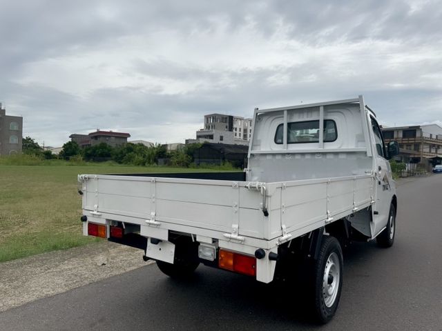 新車原廠保固中~4年12萬公里  全新車~自排框式木床車型  妥善率~運輸載貨~商車第一首選  第5張相片