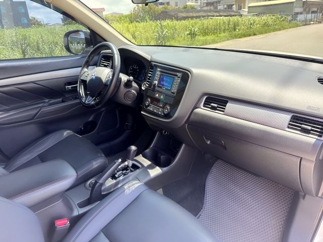 小改款～年均里程5800公里「美」車 ~里程保證~內外如新~頂級配備～ CP值最高SUV休旅車~第一首選  第15張相片