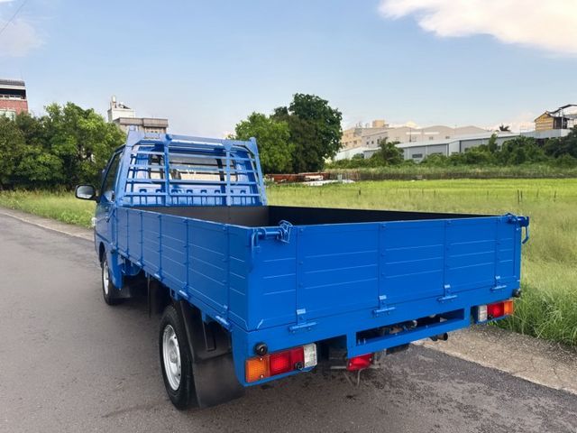市場唯一熱賣兩噸半貨車  框式木床車型~內外車況佳  有力耐操好操控~載貨空間大  初創老闆or企業增購~商用車首選  第3張相片