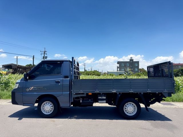 市場唯一兩噸半貨車~一手車~原廠保養~工作賺錢好幫手  搭載升降尾門~網狀減重省油首選『自排』好上手~老闆/員工輕鬆駕馭  第6張相片