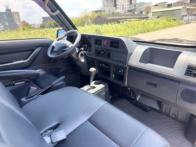 市場唯一兩噸半貨車~一手車~原廠保養~工作賺錢好幫手  搭載升降尾門~網狀減重省油首選『自排』好上手~老闆/員工輕鬆駕馭  第12張相片