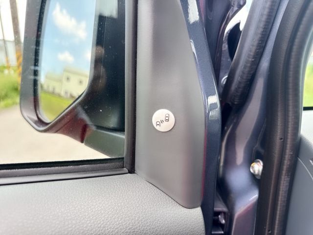 近乎完美新車等級 ~ 原廠新車保固中~原廠保養~ 輪圈加大~車斗加長~載重增加  商用運輸or創業老闆~商車第一首選  第7張相片