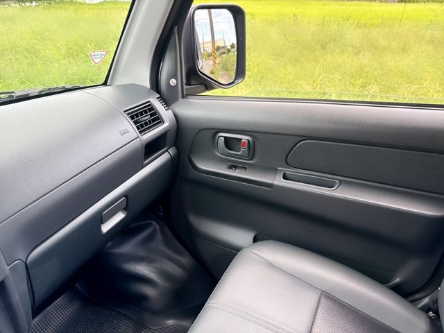 近乎完美新車等級 ~ 原廠新車保固中~原廠保養~ 輪圈加大~車斗加長~載重增加  商用運輸or創業老闆~商車第一首選  第12張相片